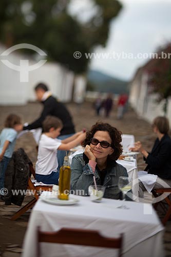  Subject: Tourist in bar table / Place: Paraty city - Rio de Janeiro state (RJ) - Brazil / Date: 07/2011 