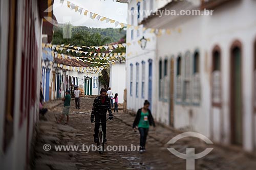  Subject: Tourists walking by a street with the paving known as pe de moleque  surrounded by the colonial houses / Place: Paraty city - Rio de Janeiro state (RJ) - Brazil / Date: 07/2011 