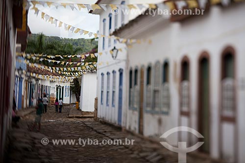  Subject: Tourists walking by a street with the paving known as pe de moleque surrounded by the colonial houses / Place: Paraty city - Rio de Janeiro state (RJ) - Brazil / Date: 07/2011 