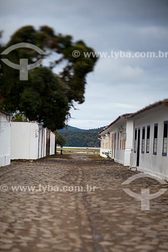  Subject: Street with the paving known as pe de moleque surrounded by the colonial houses / Place: Paraty city - Rio de Janeiro state (RJ) - Brazil / Date: 07/2011 