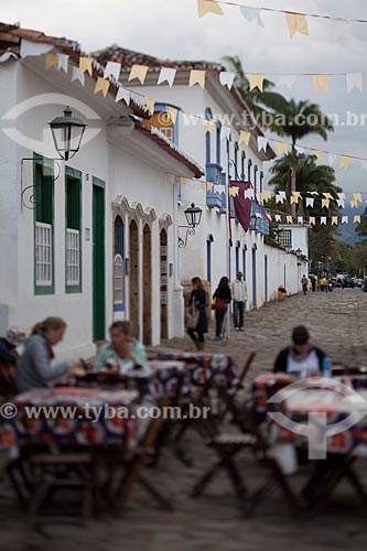  Subject: Restaurant tables on street with the paving known as pe de moleque / Place: Paraty city - Rio de Janeiro state (RJ) - Brazil / Date: 07/2011 