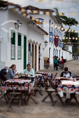  Subject: Restaurant tables on street with the paving known as pe de moleque / Place: Paraty city - Rio de Janeiro state (RJ) - Brazil / Date: 07/2011 
