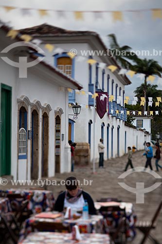 Subject: Restaurant tables on street with the paving known as pe de moleque / Place: Paraty city - Rio de Janeiro state (RJ) - Brazil / Date: 07/2011 
