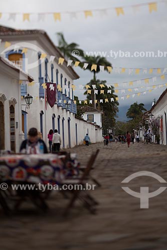  Subject: Restaurant tables on street with the paving known as pe de moleque / Place: Paraty city - Rio de Janeiro state (RJ) - Brazil / Date: 07/2011 