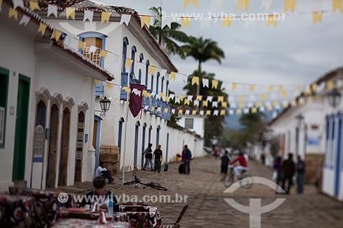  Subject: Restaurant tables on street with the paving known as pe de moleque / Place: Paraty city - Rio de Janeiro state (RJ) - Brazil / Date: 07/2011 