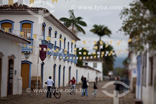  Subject: Tourists walking by a street with the paving known as pe de moleque surrounded by the colonial houses / Place: Paraty city - Rio de Janeiro state (RJ) - Brazil / Date: 07/2011 
