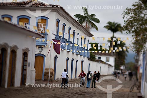  Subject: Tourists walking by a street with the paving known as pe de moleque surrounded by the colonial houses / Place: Paraty city - Rio de Janeiro state (RJ) - Brazil / Date: 07/2011 