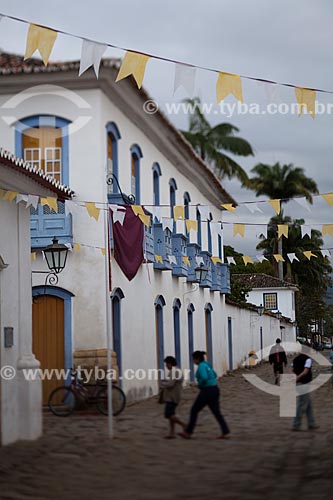  Subject: Tourists walking by a street with the paving known as pe de moleque surrounded by the colonial houses / Place: Paraty city - Rio de Janeiro state (RJ) - Brazil / Date: 07/2011 
