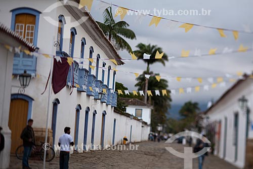  Subject: Tourists walking by a street with the paving known as pe de moleque surrounded by the colonial houses / Place: Paraty city - Rio de Janeiro state (RJ) - Brazil / Date: 07/2011 