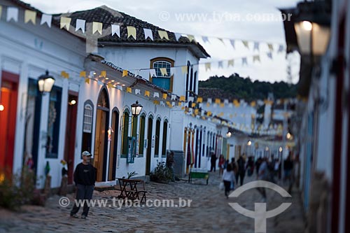 Subject: Tourists walking by a street with the paving known as pe de moleque surrounded by the colonial houses / Place: Paraty city - Rio de Janeiro state (RJ) - Brazil / Date: 07/2011 