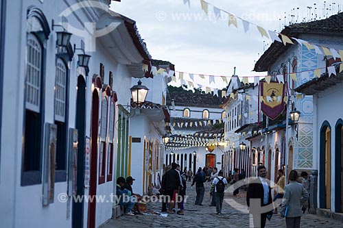  Subject: Tourists walking by a street with the paving known as pe de moleque surrounded by the colonial houses / Place: Paraty city - Rio de Janeiro state (RJ) - Brazil / Date: 07/2011 