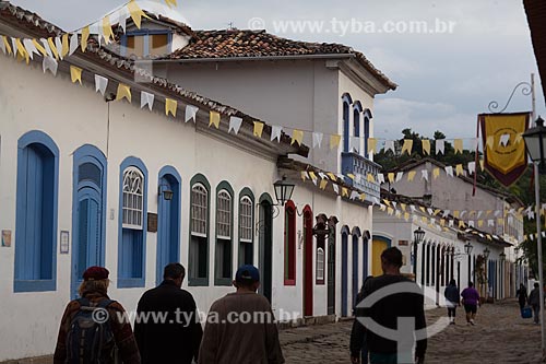  Subject: Tourists walking by a street with the paving known as pe de moleque surrounded by the colonial houses / Place: Paraty city - Rio de Janeiro state (RJ) - Brazil / Date: 07/2011 