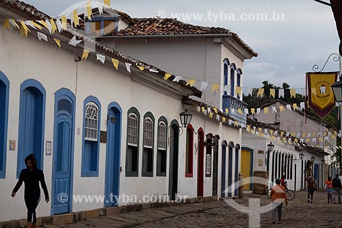  Subject: Tourists walking by a street with the paving known as pe de moleque surrounded by the colonial houses / Place: Paraty city - Rio de Janeiro state (RJ) - Brazil / Date: 07/2011 