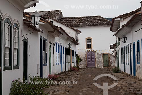  Subject: Street with the paving known as pe de moleque surrounded by the colonial houses / Place: Paraty city - Rio de Janeiro state (RJ) - Brazil / Date: 07/2011 