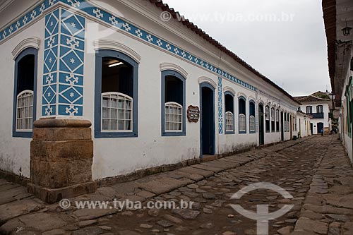  Subject: Street with the paving known as pe de moleque surrounded by the colonial houses / Place: Paraty city - Rio de Janeiro state (RJ) - Brazil / Date: 07/2011 