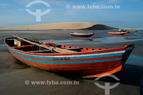  Subject: Canoes and beach with sand dunes in the background / Place: Jijoca de Jericoacoara city - Ceara state (CE) - Brazil / Date: 04/2009 
