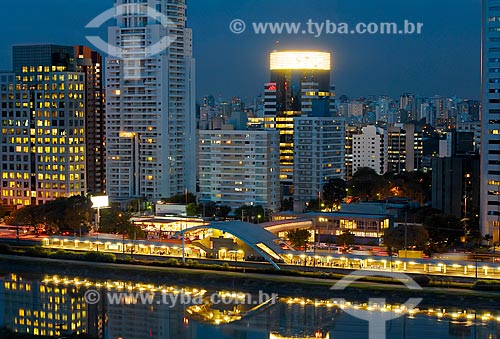  Subject: Night view of Marginal Pinheiros - subway station Berrini / Place: Sao Paulo city - Sao Paulo state (SP) - Brazil / Date: 03/2007 