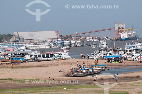  Subject: Boats on the Tapajós River with the port of Carghill in the background / Place: Santarem city - Para state (PA) - Brazil / Date: 11/2009 