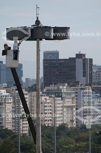  Subject: Employee of city hall doing maintenance on lamppost of Flamengo Landfill / Place: Rio de Janeiro city - Rio de Janeiro state (RJ) - Brazil / Date: 08/2009 