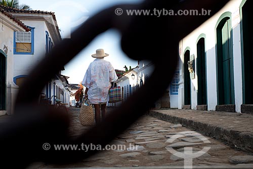  Subject: Person walking in the historical center of Paraty / Place: Paraty city - Rio de Janeiro state (RJ) - Brazil / Date: 07/2011 