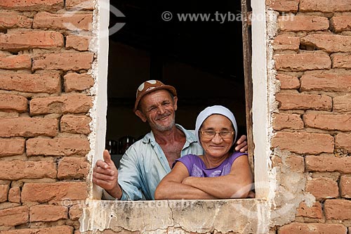  Jose Francisco da Silva with your wife  - Expropriated to build the Cacimba Nova reservoir - Work of transposition of the Sao Francisco River  - Custodia city - Pernambuco state (PE) - Brazil