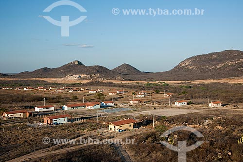  View of the villa built for families who were expropriated and opted for a production batch - expropriated to build the Negreiros reservoir - Work of Lot 03 of the Transposition of Sao Francisco River in the background  - Salgueiro city - Pernambuco state (PE) - Brazil