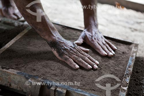  Subject: Encauchados Vegatais Project, hands preparing the soil for receiving liquid aluminum to mold - Cazumba Extractive Reserve / Place: Sena Madureira city - Acre state (AC) - Brazil / Date: 11/2011 