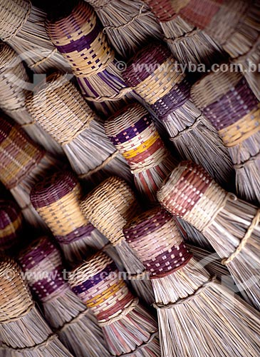  Subject: Handcrafted brooms in public market / Place: Cruzeiro do Sul city - Acre state (AC) - Brazil  / Date: 2004 