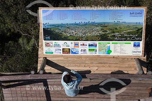  Subject: Tourist watching the Board of Mirante de Osorio in Borussia Mountain / Place: Osorio city - Rio Grande do Sul state (RS) - Brazil / Date: 09/2011 