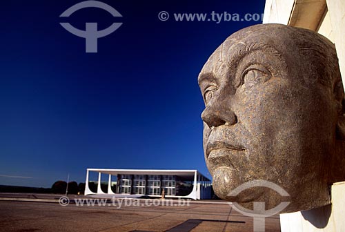  Subject: Head of JK - sculpture in stone soap with headquarters of the federal Supreme Court in the background / Place: Brasilia city - Federal District (FD) - Brazil / Date: 04/2008 