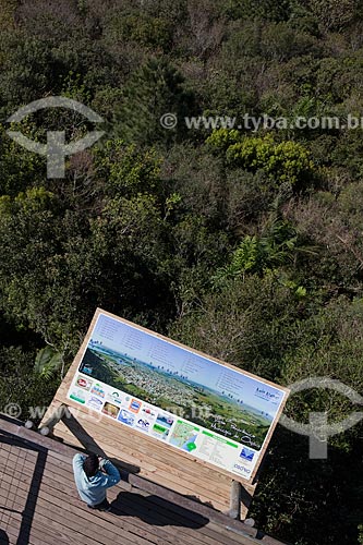  Subject: Tourist watching the Board of Mirante de Osorio (Osorio Belvedere) in Borussia Mountain / Place: Osorio city - Rio Grande do Sul state (RS) - Brazil / Date: 09/2011 
