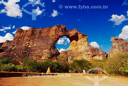  Subject: Furada stone (stone punctured) - Serra da Capivara National Park / Place: Piaui state (PI) - Brazil / Date: 08/2007 