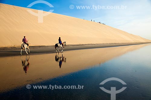  Subject: Tourists riding a horse with Duna do Por do Sol in the background / Place: Jijoca de Jericoacoara city - Ceara state (CE) - Brazil / Date: 11/2011 