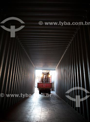  Subject: Worker operating a forklift in Santo Cristo Terminal - Portuary Zone of Rio de Janeiro / Place: Rio de Janeiro city - Rio de Janeiro state (RJ) - Brazil / Date: 01/2012 