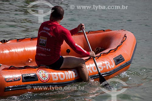  Subject: Firemens lifeguards in inflatable boat on  Copacabana Beach / Place: Copacabana  neighborhood - Rio de Janeiro city - Rio de Janeiro state (RJ) - Brazil / Date: 04/2012 