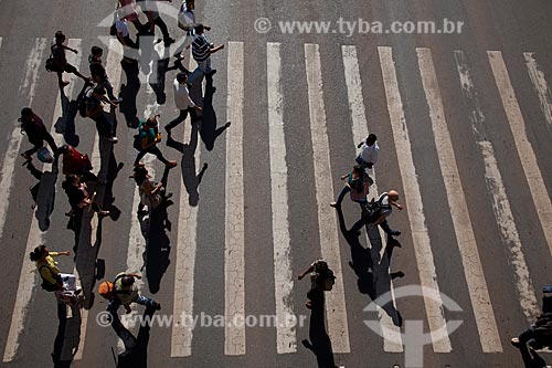  Subject: Pedestrians crossing an avenue of the city of Brasilia / Place: Brasilia city - Federal District (FD) - Brazil / Date:  11/2011 