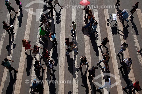  Subject: Pedestrians crossing an avenue of the city of Brasilia / Place: Brasilia city - Federal District (FD) - Brazil / Date:  11/2011 