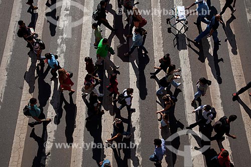  Subject: Pedestrians crossing an avenue of the city of Brasilia / Place: Brasilia city - Federal District (FD) - Brazil / Date:  11/2011 