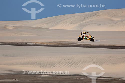  Subject: Tourist driving buggy in dunes at Lagoa do Peixe National Park / Place: Tavares city - Rio Grande do Sul state (RS) - Brazil / Date: 02/2012 
