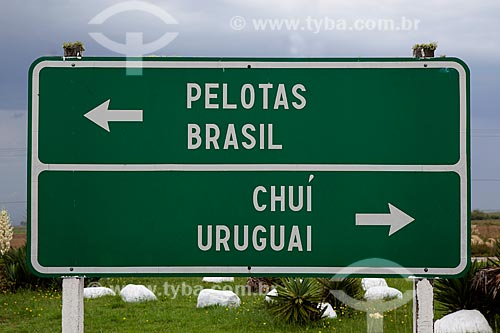  Subject: Plaque in Brazil-Uruguay border  / Place: Chui city  -  Rio Grande do Sul state  ( RS )   -  Brazil / Date: 02/2012 