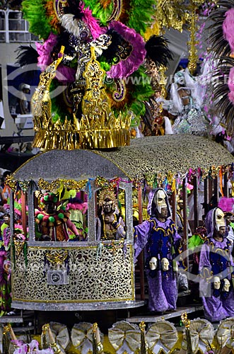  Subject: Parade of Estacao Primeira de Mangueira Samba School - Floats - Plot in 2012 - I?m going to celebrate! I am an Indian Chief, I am Mangueira / Place: Rio de Janeiro city - Rio de Janeiro state (RJ) - Brazil / Date: 02/2012 
