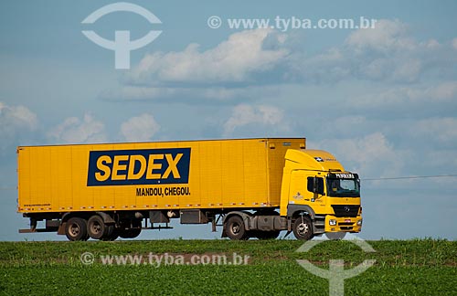  Subject: Bau truck of Correios passing in soybean planting - Stretch of highway BR - 153 / Place: Rondonopolis city - Mato Grosso state (MT) - Brazil / Date: 12/2011 