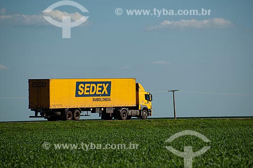  Subject: Bau truck of Correios passing in soybean planting - Stretch of highway BR - 153 / Place: Rondonopolis city - Mato Grosso state (MT) - Brazil / Date: 12/2011 