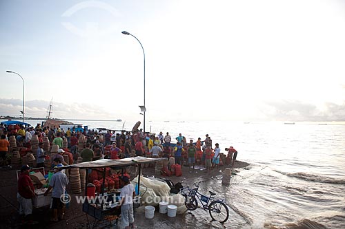  Subject: Movement in the Market of Santa Ines Ramp (Acai Ramp) - Amazon River / Place: Macapa city - Amapa state (AP) - Brazil / Date: 04/2012 