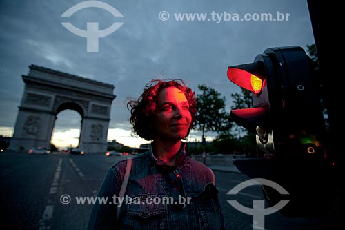  Subject: Tourist with the Triumphal Arche in the background / Place: Paris - France - Europe / Date: 06/2012 
