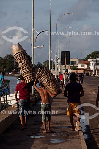  Subject: Straw baskets to transport of acai fruit - Market of Santa Ines Ramp (Acai Ramp) / Place: Macapa city - Amapa state (AP) - Brazil / Date: 04/2012 