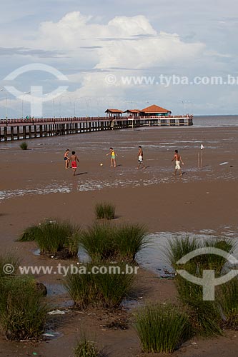  Subject: Soccer match (mud soccer) in the ebb of the Amazon River with the warehouse Eliezer Levy in the background / Place: Macapa city - Amapa state (AP) - Brazil / Date: 04/2012 