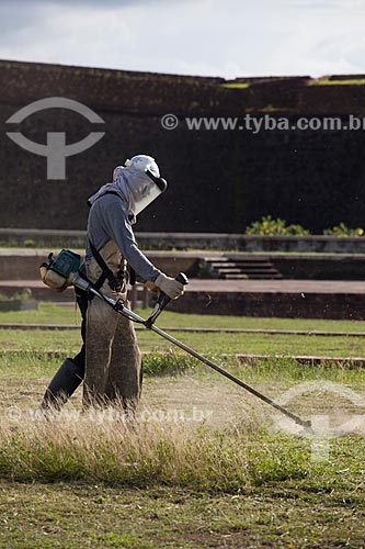  Subject: Man cutting grass in the Sao Jose de Macapa Fortress  (1782) / Place: Macapa city - Amapa state (AP)  - Brazil / Date: 04/2012 