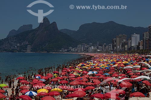  Subject: Bathers in the Ipanema beach - In the background the Dois Irmaos Hill / Place: Rio de Janeiro city - Rio de Janeiro state (RJ) - Brazil / Date: 04/2012 