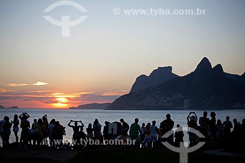  Subject: Sunset in the Ipanema beach - In the background the Gavea Rock and the Dois Irmãos Hill / Place: Rio de Janeiro city - Rio de Janeiro state (RJ) - Brazil / Date: 04/2012 